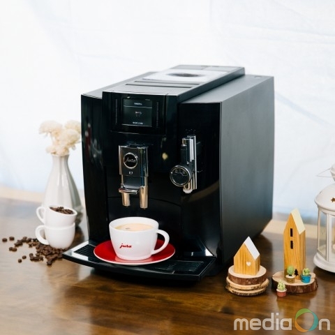 유라, SK스토아에서 21일 가정용 커피머신 E7 새해 첫 렌탈 방송