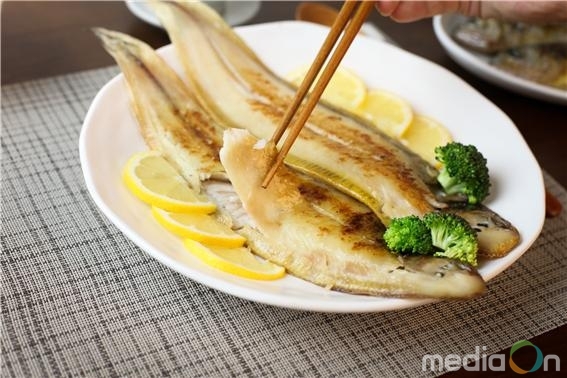 담백한 맛! 군산의 명물 아리울 수산의 ‘군산황금박대’ 인기