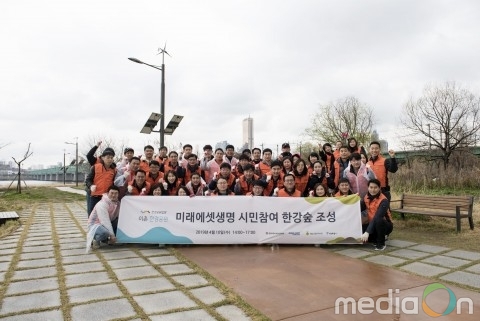 서울그린트러스트, 생명보험사회공헌위원회와 미래에셋생명 및 서울시 한강사업본부와 함께 미세먼지 저감을 위한 9번째 한강숲 조성