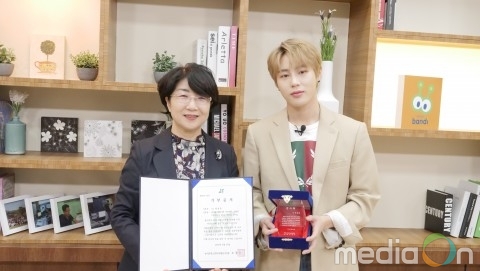 가수 하성운, ‘아이돌이 읽다, 마음을 잇다’ 참여해 공선옥 작가의 ‘라면은 멋있다’ 낭독